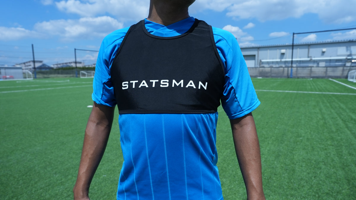 サッカーユニフォームの上から STATSMAN 専用ベストを着用した正面