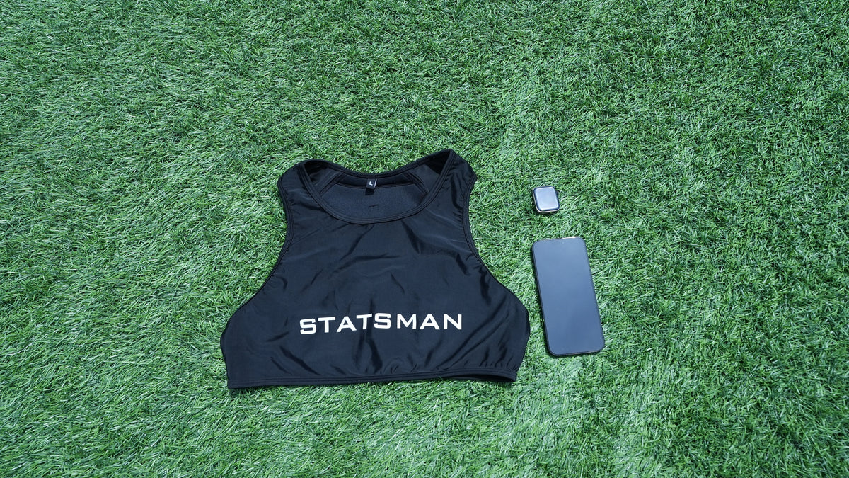 STATSMAN 専用ベストと Apple Watch、iPhone を芝生に並べた様子